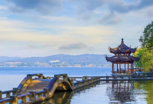 杭州雷峰塔+灵隐飞来峰+西湖游船纯玩无购物一日游【[服务保障]空调旅游大巴车，技术过硬司机，安全保驾护航，给您提供一路舒适体验。】