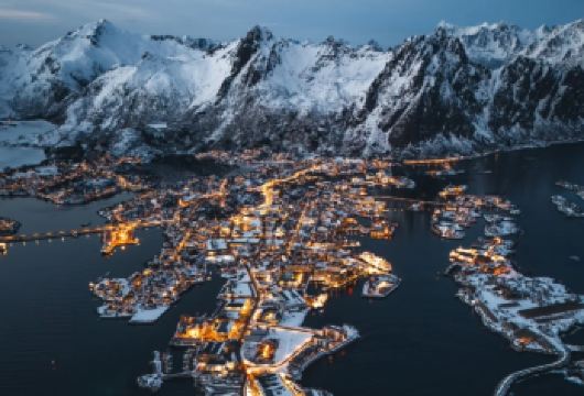 挪威罗弗敦群岛+亨宁斯韦尔渔村+雷讷布林根观景台打卡网红渔村【串联多个网红渔村，红色渔屋、山海景观密集，是摄影出片的优选，适合喜欢人文与自然结合风光的游客。】