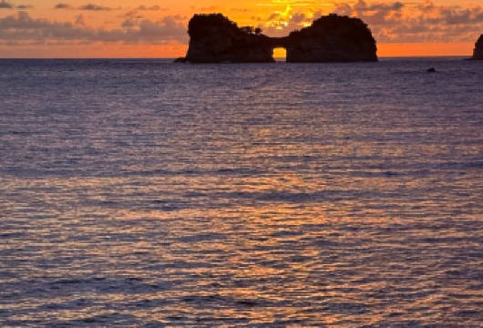 大阪出发：和歌山白良浜+円月岛+三段壁洞窟（含门票）一日游【9人小团丨范围内上门接送丨包含探洞门票丨和歌山海岸追光之旅丨多语言司兼导丨円月岛浪漫落日】