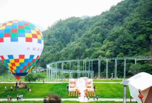 三峡云栖谷国际滑雪场一日游【含滑雪3件套/可升级滑雪8件套】【1、华侨老品牌操作接待经验丰富，全年无重大投诉，为您提供优质的服务。】