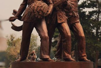 【20人团】伪满皇宫+长影旧址+净月潭一日/半日·中高级导游【出行无忧：我们始终如一，专业的讲解团队，省市金牌导游带队，能力出众，能给您带来一个舒适难忘的旅途！】