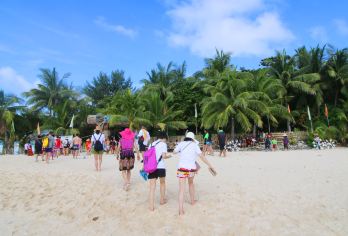 西南旅游公司提供的长滩岛跳岛私人游【参加这个经济实惠的旅行团，在美丽的博拉卡伊岛清澈的海水中度过一天。 这里非常适合想要探索海滩，并通过游泳和浮潜近距离观察各种海洋生物的人。】