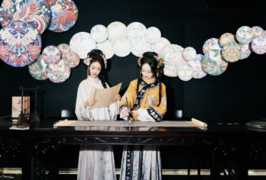 重庆湖广会馆+李子坝+华礼宴： 探索巴渝文化独立团一日游【[赛博朋克重庆]人民大礼堂建筑史诗，十八梯，魁星楼、轻轨穿楼、】