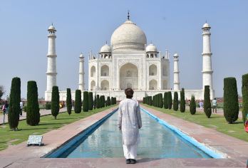 全包式私人一日游：泰姬陵和阿格拉堡 - 从德里出发，乘车游览【**舒适：乘坐您专属的空调私家车，配备专业司机和当地导游，轻松出行。 其他语言的导游（中文、日语、法语、俄语、德语和西班牙语）可应要求提供，但需额外收费。 您的日期，您的时间：完全灵活！您可以选择凌晨 2:30 出发欣赏日出美景，或者选择早上 6:00、7:00 或 8:00 出发欣赏日光浴。】