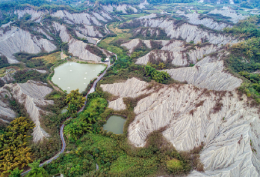 高雄田寮月世界+美浓客家民俗村+旗山老街+驳二艺术特区一日游【自然奇观：探索田寮月世界，见证鬼斧神工的恶地地貌。】