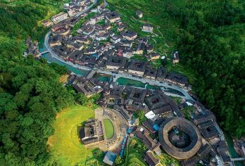 南靖田螺坑土楼+裕昌楼+塔下村纯玩一日游+导游讲解+专属服务【[专属服务]1单1车，一台车一整天只为您服务 ，不拼团告别拥挤，上门接送更省心，天天发团灵活选】