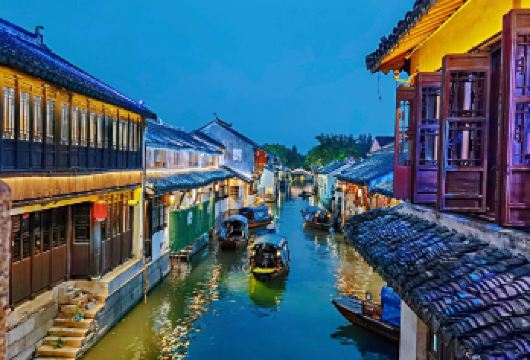 苏州周庄一日游【含三项•摇橹船+演出+游船｜纯玩•全项之旅】【此线路含摇橹船，含《只此周庄》演出票，含环镇游船票，天天发班，提前1小时下单，随定随走。】