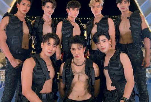 【芭堤雅一日嗨玩！】格兰岛踏浪+东方嘉年华男模夜秀狂欢！【享受私家海滩，环境优美，告别拥挤：超多水上项目，让你玩不停】