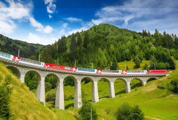 意大利伯尔尼纳/圣莫里茨一日游【米兰往返+景观列车可选】【沉浸在瑞士阿尔卑斯山、圣莫里茨和蒂拉诺的美景中】
