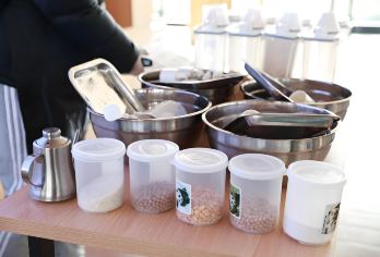 成都大熊猫爱心体验一日游（当熊猫保育员，颁发证书|包车接送）【可选英文导游|专车接送|行程可调|可定制行程】