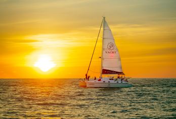 泰国普吉岛珊瑚岛+神仙半岛日落帆船半日游（海上观日落）【超美景色 、蓝色大海、白色沙滩 、海上日落、氛围感满满】