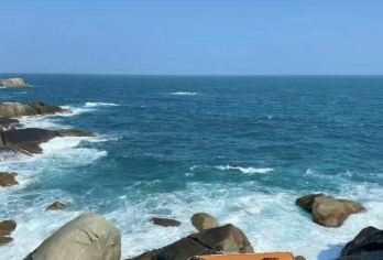 海南果冻海！三亚蜈支洲岛一日游【电影《私人订制》取景地，红色木桥延伸至海面，背景碧蓝海水+椰林。】