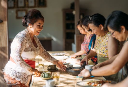 乌布烹饪课程（含接送服务）及可选市场参观【在导游的带领下，探索巴厘岛传统当地市场，发现新鲜的热带食材。 在当地人家里的厨房里，在友善厨师的指导下，学习烹饪正宗的巴厘岛菜肴。 尽情享用您的自制盛宴，并获得证书以庆祝您的烹饪之旅。】