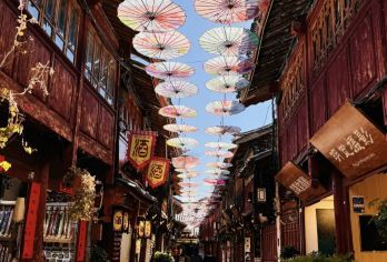 丽江松弛感毕业之旅：一日解锁雪山村庄、湿地骑马、古镇全场景【五感渐进式唤醒：上午用粗粝的石墙、马粪味唤醒野性感知；下午用皮料触感、流水声沉淀文化触觉】