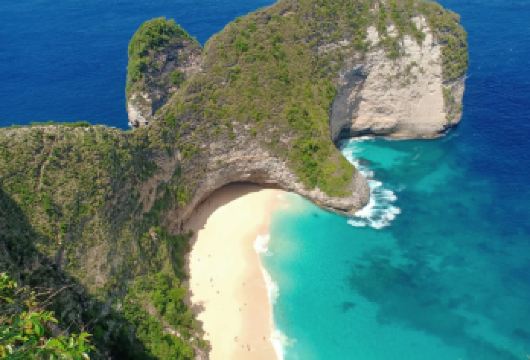 西努沙佩尼达与东努沙佩尼达私人日游（含午餐）——萨努尔港集合【欣赏标志性的霸王龙形状海岸线那令人叹为观止的悬崖景观。 惊叹于历经数百年海浪轻柔雕琢而成的天然岩层与清澈见底的潮汐池。 手捧一杯热饮，享受海边宁静时光——这是返程前放松身心的**方式。】