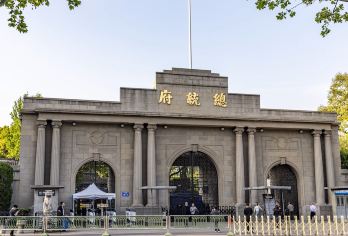 南京总统府私人游：探索中国共和国时代！【聆听民国时期中国研究学者的深刻见解，聆听孙中山、蒋介石及关键事件鲜为人知的故事。 高效的半日沉浸式体验！避开拥挤的公共导览，直接进入博物馆，精心设计的路线涵盖主要展厅、花园和展览。 站在蒋介石的办公室和孙中山的故居，感受那些决定现代中国命运的重大决策。】