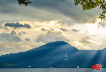 杭州西湖+苏堤半日游【西湖十景/3小时人工讲解/乘西湖游船】【杭州西湖+苏堤+画舫船体验+登三潭印月+漫步白堤+断桥半日游，2班场次 时间自由选择】