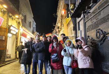 北京城市漫步：体验胡同里的当地生活和老北京的文化遗产【我们提供3条不同的步行路线，每条路线都侧重于胡同生活的一个独特方面…… 北京胡同漫步：探索老北京的多面风情 您可以选择上午、下午或晚上游览，以适应您的时间安排。】