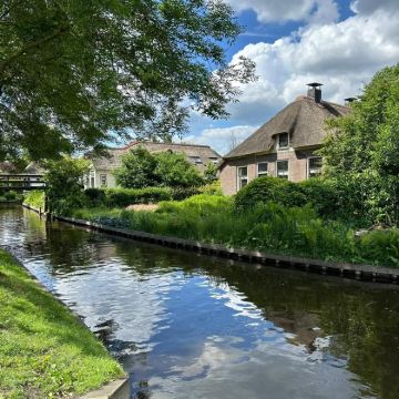 荷兰阿姆斯特丹王宫＋梵高博物馆＋羊角村＋德哈尔古堡一日游
