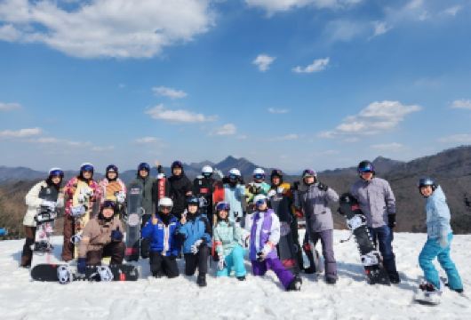 韩国芝山滑雪场 一日首尔滑雪入门课程（首尔出发）【车辆接送位于首尔近郊1.5小时的滑雪场 ，会说中文的韩国人教练带领教学，初学者也能迅速掌握滑雪哦！】
