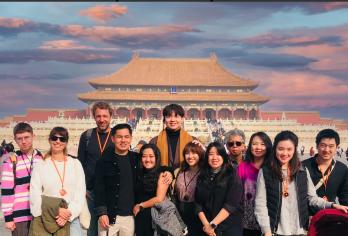 故宫、珍宝馆半日小团游【享受个性化小团游（约15人），游览紫禁城东、中、西三部分，欣赏其宏伟的建筑。探索专属的皇家珍宝馆，这里珍藏着精美的皇家文物，展现了中国古代工艺的精湛技艺。体验一次私密的紫禁城地标之旅，深入了解其丰富的历史和鲜为人知的瑰宝。】