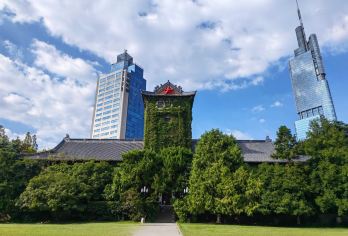 南京大学+先锋书店+颐和路+玄武湖 走文艺路线 享私家服务【南京拥有浓厚的文艺气息，在南京大学、先锋书店的熏陶下，树立学子梦想。捧一本书入怀，让浮躁的心静下来。】