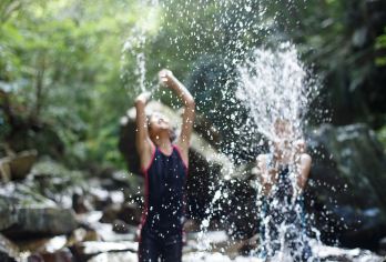 基诺山雨林徒步独立小团【出行保障+保险+研学科普+亲子线路】【[雨林计划]独立专车纯玩团+VIP专属一票通、拒绝无名氏共享路线，独立向导沉浸式带游、溯源该有的野趣】