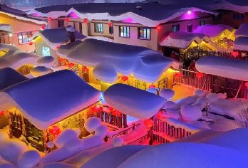 VIP滑雪+大秃顶子山+冰雪画廊+雪乡一日游◆亚布力西站接团【赠送3小时网红雪服、雪镜、头盔、滑板、护具】