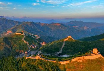 从太原出发：燕门关和新州古城一日私人包车游【[私人定制]专属包车服务，为您打造私密舒适的旅程，灵活的行程安排，避开人群和等待时间。 [安心出行]车内干净无异味，全程无烟环境，确保每次旅程清新舒适，轻松无忧。 [可选景点]雁门关长城（“中国*高关隘”）；汴京楼是明代长城上的一座军事指挥楼。】