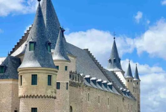 穿越两千载时光：马德里出发 探秘塞哥维亚的罗马奇迹与梦幻城堡【观赏令人惊叹的2000年古罗马高架渠，打卡迪士尼白雪公主城堡原型。】