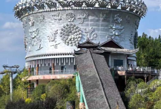 贵州黔东南西江千户苗寨+1号风雨桥+田园观光一日游中英文【登观景台，赏千户灯火；穿苗服饰，品长桌盛宴。】