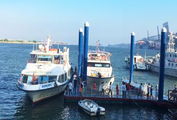 大梅沙海滨公园+金色海岸游艇+中英街+深港之窗地王观光一日游【甄选网红经典：海边沙滩、游艇出海、历史印记打卡中英界碑、登高地王俯瞰深圳眺望香港。】