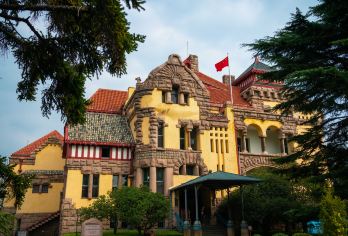 德国总督楼旧址博物馆赵太侔老舍故居半日游资深专业导游深度讲解【走进青岛的老街道，沿着时光的轨迹，探寻城市的过去和现在。领略青岛丰富的文化底蕴，让历史重现心灵碰撞。】