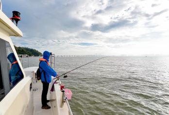 【出海钓鱼】珠海九洲岛+海上看港珠澳大桥出海半日游|可包船【钓鱼休闲两不耽误，半天九州岛海域出海海钓，远观港珠澳大桥】