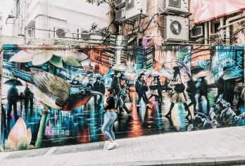 赠上网卡√香港一日游含餐√太平山顶√游轮维港夜景√落日飞车【多行程可选：米其林 20 人团 / 中环网红线 / 奢旅 9 人团，适配不同需求】