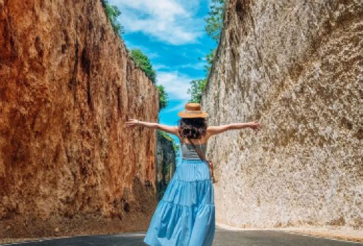 巴厘岛一日游丨可选海神庙/情人崖/悬崖公路/金巴兰沙滩/乌布【[缤纷景点]乌鲁瓦图情人崖浪漫相遇-金巴兰海滩出片日落-悬崖公路奇特体验】