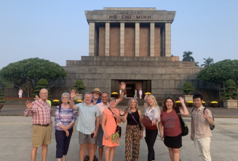 河内精华景点 - 私人半日城市游【参观河内**代表性的景点：镇国寺、文庙和火炉监狱。 可选的文化附加售卖：骑自行车和水上木偶表演。 高级舒适：豪华轿车接送和专业当地导游。】