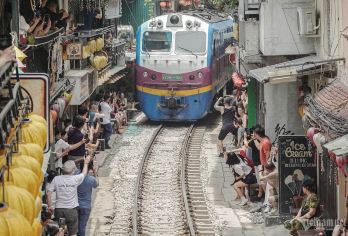 越南河内千年首都特色一日遊【火车街+制香村+品尝鸡蛋咖啡】【真正体验河内特色的线路：知名制作香村、网红火车街 + 品尝河内特产鸡蛋咖啡,、法棍、烤肉米线】