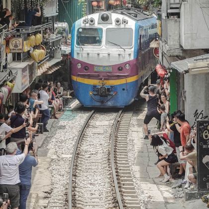 越南河内千年首都特色一日遊【火车街+制香村+品尝鸡蛋咖啡】