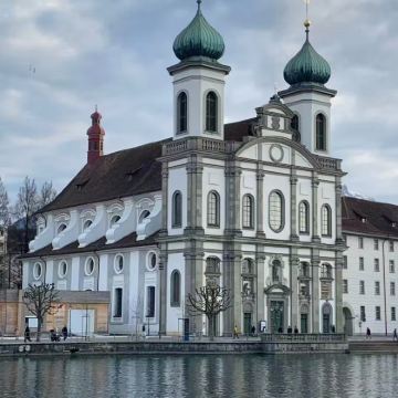 瑞士苏黎世圣加伦修道院图书馆+圣加伦老城+阿彭策尔村庄一日游