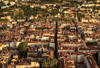 法国里昂富维耶圣母院+古罗马剧院+里昂老城+白莱果广场一日游【专车服务点对点接送，免除转车劳顿。轻松往返山地与老城，行程紧凑高效，让您将精力完全集中于游览与体验。】