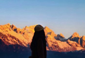 玉龙雪山日照金山+古镇下午茶+非遗手工体验【皮雕/唐卡绘画】【[点亮朋友圈]私藏日照金山打卡点+非遗体验+精美下午茶，朋友圈氛围感拉满，高质量照片精彩出炉】