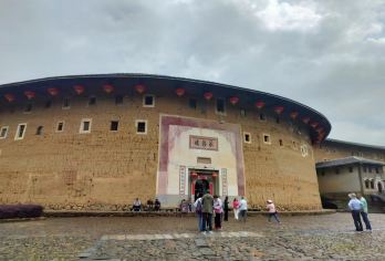 福建土楼(永定)景区+鹭江夜游一日游【头等舱/精品8人小团】【[土楼出片地]精致纯玩小团经济实惠、打卡大鱼澡堂拍摄地】