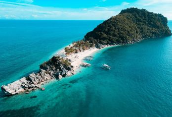 巨人岛一日游|含午餐，从伊洛伊洛出发【欣赏标志性的 Cabugao Gamay，它以其白色沙滩和椰子树而闻名，从风景优美的甲板上可以欣赏到**景色。 在迷你长滩岛放松身心，这是一个宁静的海滩目的地，拥有细白的沙滩，可与著名的长滩岛相媲美。 在 Lantangan 海滩享用无限量的新鲜扇贝，这里是享用令人满意且风景优美的岛屿午餐的完美地点。】