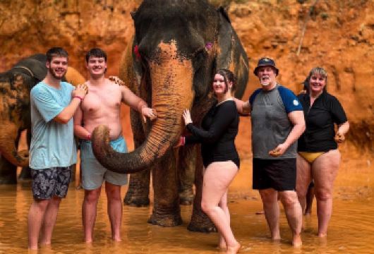 泰国普吉岛泰萌大象营一日游【普吉岛大象护理中心】【与大象亲密互动 ，让孩子与大象快乐玩耍，是家长与小孩增进感情的好机会！】