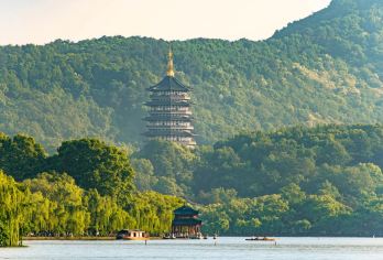 【金牌说】西湖讲解 2.5H人工讲解  大咖领讲 8人小团【[金牌导游讲师团]他们博古通今，幽默睿智，善于挖掘文物背后的故事，用有趣的方式还原历史真相；】