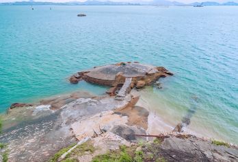 厦门小嶝岛赶海+五缘湾帆船一日游【生态赶海抓蟹 环岛观光】【[体验式旅行]岛上渔民带玩，体验挖海蛎、捕海蟹、捉鱼虾的渔家生活劳作】