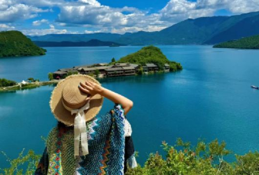 丽江泸沽湖+游船全景环湖纯玩一日游【猪槽船游湖】【[精华景点]泸沽湖+草海走婚桥+漫步情人滩+猪槽船游湖】