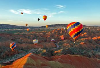 【平山湖大峡谷+七彩丹霞一日游】大小团多套餐可选【峡谷探险、徒步穿行、丹霞日落美不胜收】