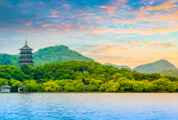 纯玩·雷峰塔+花港观鱼+西湖环湖游船+飞来峰灵隐寺西湖一日游【西湖精华景点一览无余，走进浪漫西湖，感受禅意天竺】